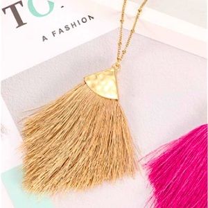 ✨NWT Silk Feathered Tassel Pendant Necklace Gold✨Large Statement necklace ✨